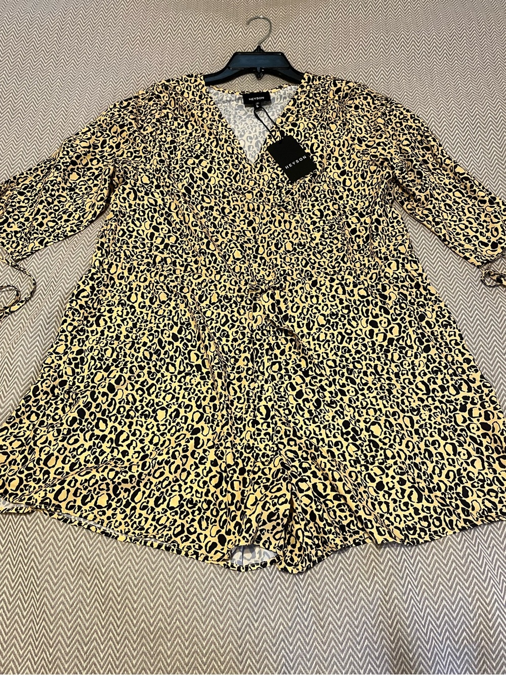 NWT! Heyson Leopard Print Wrap Romper in Yellow and Black. Tie sleeves. Size Lg.